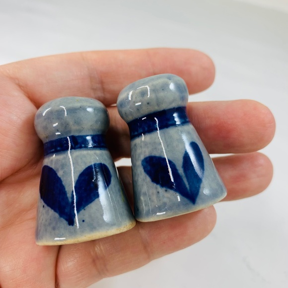 Set of 2 mini glazed pottery salt and pepper shakers with blue hearts un… - Picture 6 of 13